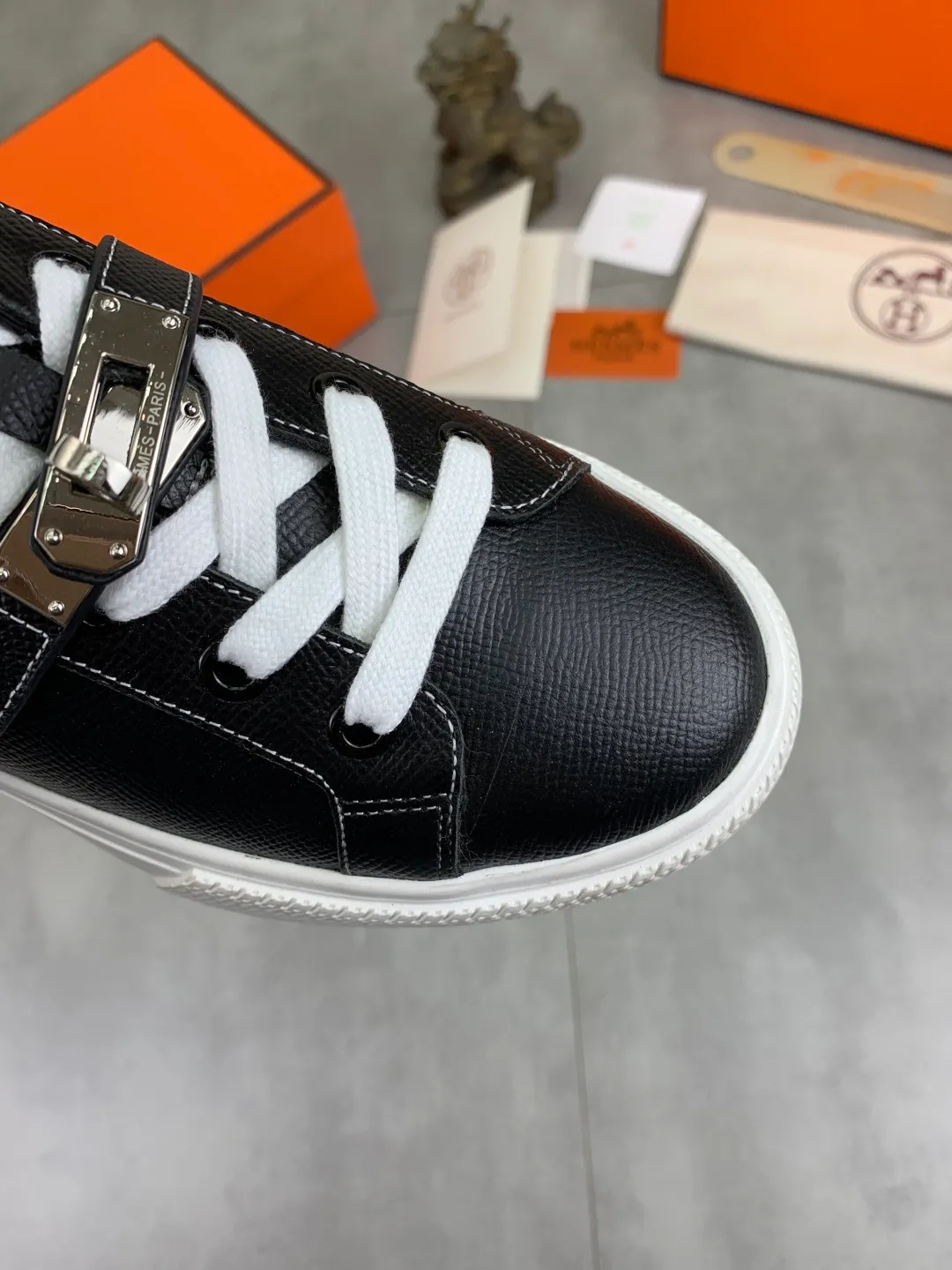 Men's men's shoes 💰P640 New Hermes top version Hermès classic couple style #𝐊𝐞𝐥𝐥𝐲 buckle casual white shoes skateboard shoes that will not conflict with shoes at all. Full of unknowns, Hermès rarely produces flat casual shoes and they are paired with classic palladium-plated Kelly shoe buckles! You'll fall in love with it at first sight. It's super versatile and can be worn with any skirt or pants. 🉑️Close your eyes and wear it. It's super noble. Fabric: Specific cowhide/canvas material. Lining: Sheepskin lining. Outsole: Original molded TPU outsole. Size: 35-45.
